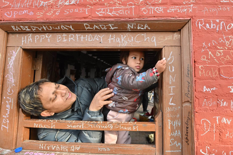 स्वयम्भुमा बालबालिकालाई शिक्षारम्भ गराउनेकाे भिड (तस्वीरहरू)